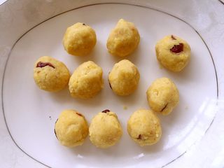 14、玫瑰芝士流心月饼,做好的芝士绿豆沙平均分成10份