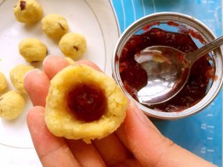 15、玫瑰芝士流心月饼,取一绿豆沙,包入少许玫瑰酱,捏紧收口