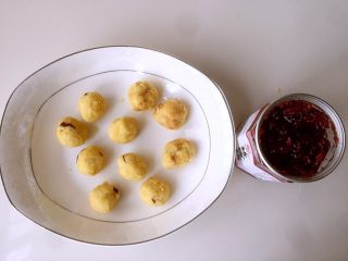 16、玫瑰芝士流心月饼,绿豆沙全部包好搓圆,放置备用