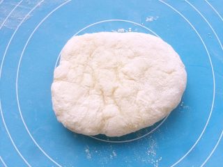 17、玫瑰芝士流心月饼,案板上撒少许手粉,放上面团