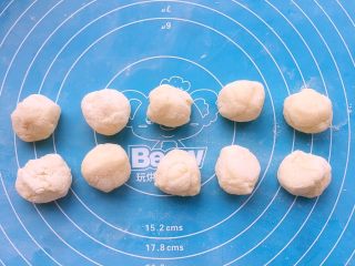 18、玫瑰芝士流心月饼,把面团称重分为15g/个的小剂子,揉圆