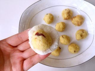 19、玫瑰芝士流心月饼,皮子按扁,包入馅料