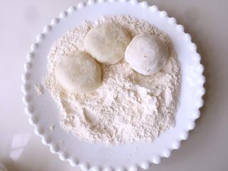 20、玫瑰芝士流心月饼,包好后滚一下手粉,防粘