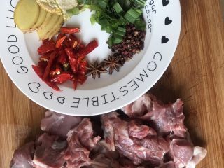 1、红烧羊排炖萝卜小火锅,将所有材料准备好