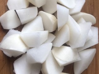 2、红烧羊排炖萝卜小火锅,萝卜切大块