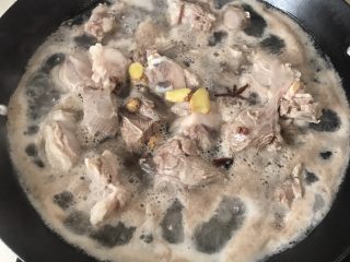 3、红烧羊排炖萝卜小火锅,羊排加生、花椒、八角和水煮开,去血沫