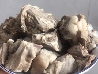 4、红烧羊排炖萝卜小火锅,去过血沫的羊排用自来水冲洗干净