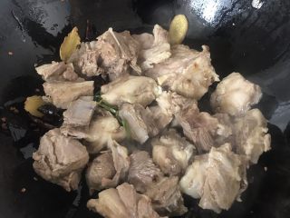 6、红烧羊排炖萝卜小火锅,加入羊排翻炒至出香味