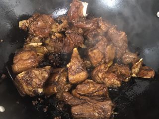 7、红烧羊排炖萝卜小火锅,加入盐、糖、老抽、红酒、醋翻炒均匀