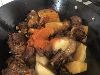 9、红烧羊排炖萝卜小火锅,加入辣椒粉,辣椒粉一定要加,不然口感大不同