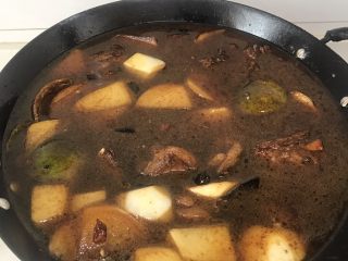 11、红烧羊排炖萝卜小火锅,加水没过羊排,大火烧开,中小火炖50分钟左右