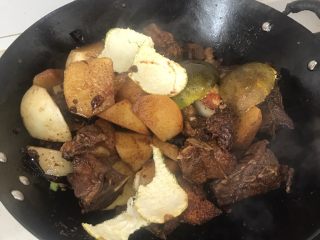 10、红烧羊排炖萝卜小火锅,加入新鲜橘子皮,去膻味