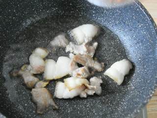 5、不寻常的年糕做法：辣白菜炒年糕，让你唇齿留香！,油烧至5成热时，煸炒五花肉至出油。