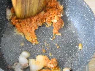 6、不寻常的年糕做法：辣白菜炒年糕，让你唇齿留香！,再倒入辣白菜翻炒，将水分炒干。