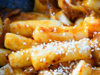 8、不寻常的年糕做法：辣白菜炒年糕，让你唇齿留香！,随喜好撒上若干白芝麻更美观且入味。