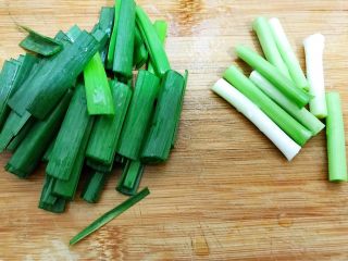 3、川香红烧牛筋牛肠,青蒜分为蒜白和蒜叶切段