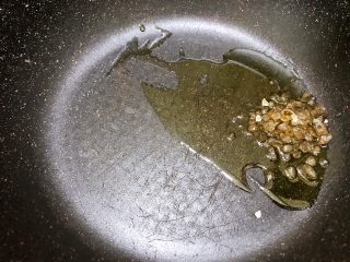 4、川香红烧牛筋牛肠,锅里加入适量植物油和碎冰糖