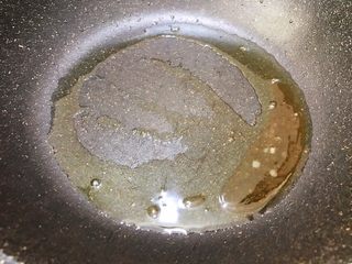 5、川香红烧牛筋牛肠,中小火炒至冰糖融化