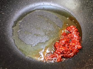 6、川香红烧牛筋牛肠,转最小火加入郫县豆瓣酱翻炒出红油来