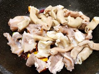 8、川香红烧牛筋牛肠,加入牛筋，牛肠大火翻炒几分钟