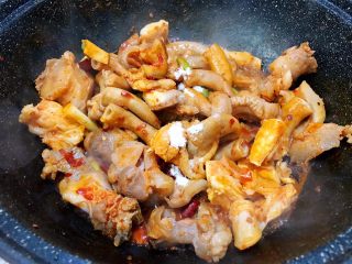 9、川香红烧牛筋牛肠,加入盐和鸡粉调味