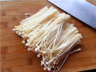 1、肥牛金针菇,金针菇切掉根部，洗干净。