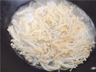 4、肥牛金针菇,大火烧开，焯一下金针菇。