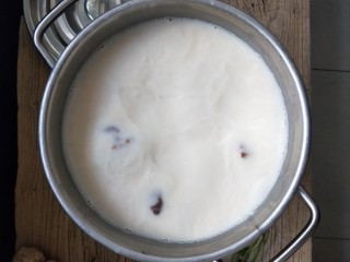 1、喜气盈门冬瓜炖煮焖罐肉,信阳老同学驱车送来亲自做好的焖罐肉,满满一桶,满满的情意!