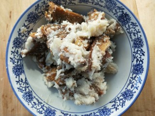 3、喜气盈门冬瓜炖煮焖罐肉,用碗取适量焖罐肉,挖适量白色猪油。