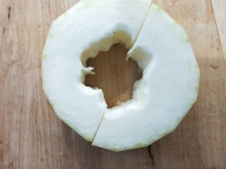 5、喜气盈门冬瓜炖煮焖罐肉,去皮洗净。