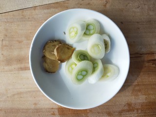 7、喜气盈门冬瓜炖煮焖罐肉,准备姜和葱。