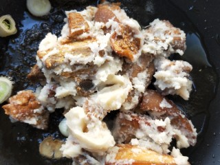 10、喜气盈门冬瓜炖煮焖罐肉,把碗中的焖罐肉倒入不粘锅中。