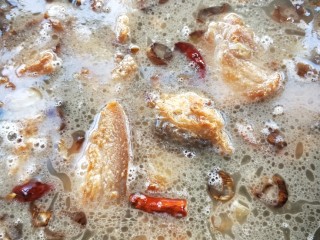 12、喜气盈门冬瓜炖煮焖罐肉,倒入没过焖罐肉的水,煮开。