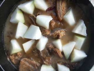 13、喜气盈门冬瓜炖煮焖罐肉,放入冬瓜块。