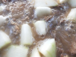14、喜气盈门冬瓜炖煮焖罐肉,慢慢炖煮。