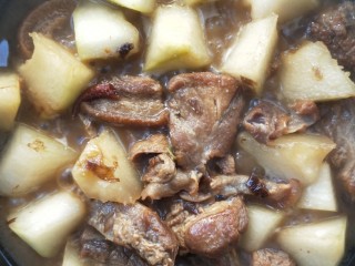 15、喜气盈门冬瓜炖煮焖罐肉,直至把冬瓜炖煮熟,加适量盐和鸡精调味。