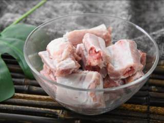 2、外皮干香不腻，内心鲜嫩可口，多吃一点也没压力的蒜香骨,肋排洗净，沥干。