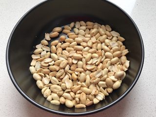 1、花生汤圆,准备好炒熟的花生米,或者买带咸味的吊炉花生,我用的是带咸味的吊炉花生,做完的馅儿更好吃,咸和甜放在一起特别好吃。