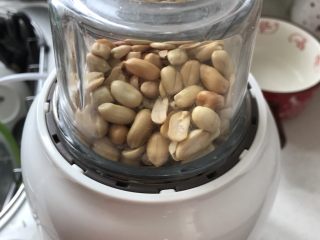 2、花生汤圆,把花生米放入粉碎机粉碎,不用磨的太粉。