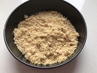 3、花生汤圆,粉碎成这样就可以,不用再粉了,稍微有点花生颗粒,吃起来很香。