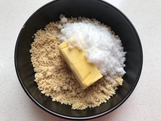 4、花生汤圆,黄油,糖,花生碎搅拌到一起,融化的黄油和糖会把花生碎变粘稠,然后成团。