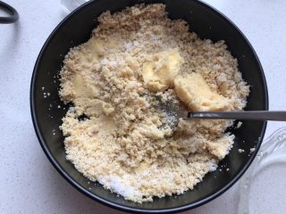 5、花生汤圆,用勺子碾或者直接用手抓,手的温度会让黄油很快融化,把馅料变成泥状,这时候可以放进冰箱冷冻一会,也可以不用冷冻,冷冻的目的是为了让馅料凝固一些,包的时候更好包,我没冷冻,包的时候感觉也还好。