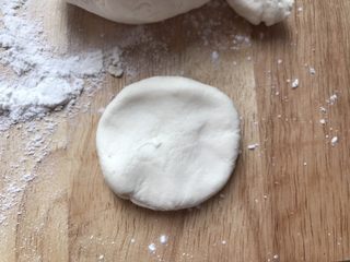 7、花生汤圆,把面团分成大概20克左右一个小面团按扁。