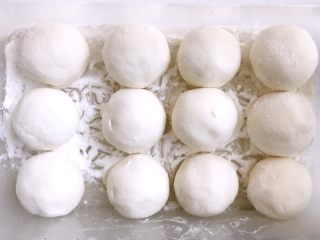 9、花生汤圆,包好的汤圆,如果不吃就放冰箱冷冻起来,想吃的时候拿出来煮就好。
