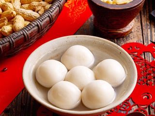 10、花生汤圆,买来的汤圆里面总是加入了很多添加剂,最好自己制作,吃着放心。