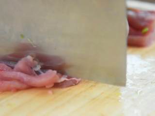 2、百吃而不腻的经典饭菜——青椒肉丝饭,再将里脊肉切成丝。