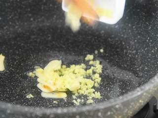 4、百吃而不腻的经典饭菜——青椒肉丝饭,热锅冷油,把姜蒜炒香。