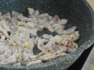 5、百吃而不腻的经典饭菜——青椒肉丝饭,下肉丝炒至变色。