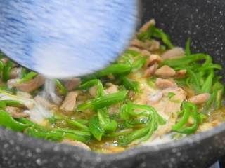 7、百吃而不腻的经典饭菜——青椒肉丝饭,将调好的水淀粉倒入锅里,翻炒均匀出锅。