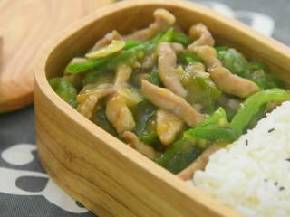 8、百吃而不腻的经典饭菜——青椒肉丝饭,出锅,享受一顿美味的工作餐。